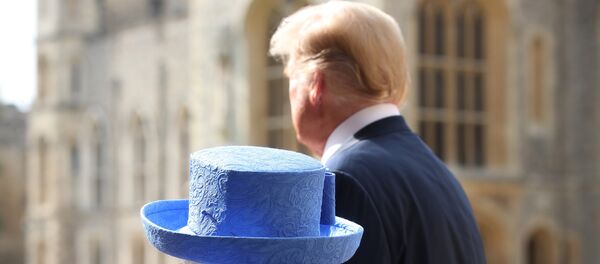 الرئيس الأمريكي دونالد ترامب مع الملكة إليزابيث الثانية في قصر وندسور، 13 يوليو/تموز 2018 الرئيس الأمريكي دونالد ترامب مع الملكة إليزابيث الثانية في قصر وندسور، 13 يوليو/تموز 2018 - سبوتنيك عربي