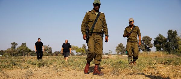 عساكر الجيش الإسرائيلي يتفحصون أماكن سقوط قذائف على الحدود الإسرائيلية مع غزة، السبت 14 يوليو/تموز 2018 - سبوتنيك عربي