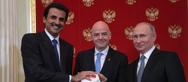الرئيس الروسي فلاديمير بوتين مع أمير قطر ورئيس الاتحاد الدولي لكرة القدم الفيفا - سبوتنيك عربي