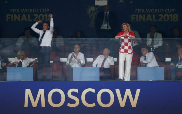 رئيسة كرواتيا كوليندا كيتاروفيتش ورئيس فرنسا إيمانويل ماكرون وهما يتابعان مباراة النهائي في مونديال روسيا بين منتخبي بلادهما، 15 يوليو/تموز 2018 - سبوتنيك عربي