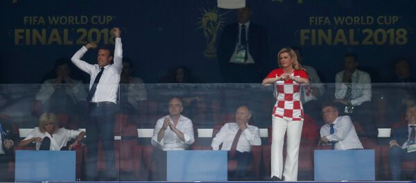 رئيسة كرواتيا كوليندا كيتاروفيتش ورئيس فرنسا إيمانويل ماكرون وهما يتابعان مباراة النهائي في مونديال روسيا بين منتخبي بلادهما، 15 يوليو/تموز 2018 - سبوتنيك عربي