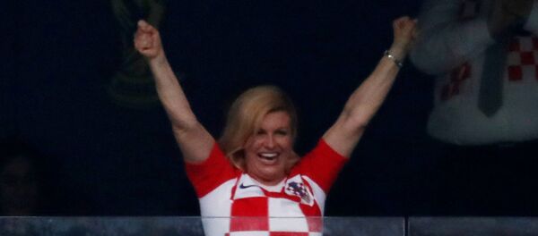 رئيس كرواتيا بعد إحراز منتخب بلادها الهدف الأول في مرمى المنتخب الفرنسي في نهائي مونديال روسيا، 15 يوليو/تموز 2018 - سبوتنيك عربي