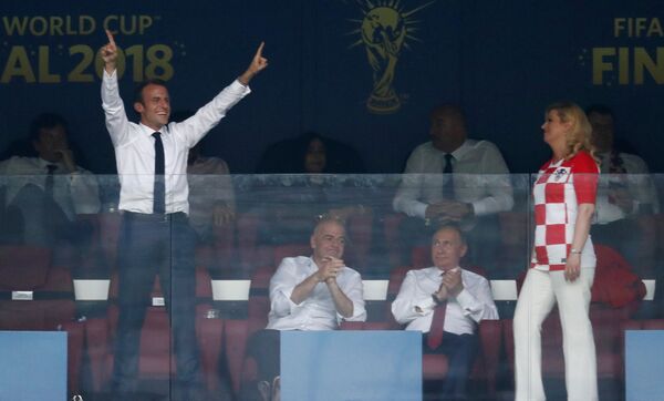 الرئيس الفرنسي إيمانويل ماكرون سعيد بإحراز منتخب فرنسا الهدف الرابع في شباك المنتخب الكرواتي، في نهائي مونديال روسيا، 15 يوليو/تموز 2018 - سبوتنيك عربي