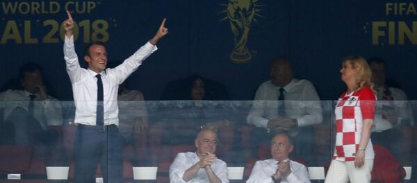 الرئيس الفرنسي إيمانويل ماكرون سعيد بإحراز منتخب فرنسا الهدف الرابع في شباك المنتخب الكرواتي، في نهائي مونديال روسيا، 15 يوليو/تموز 2018 - سبوتنيك عربي