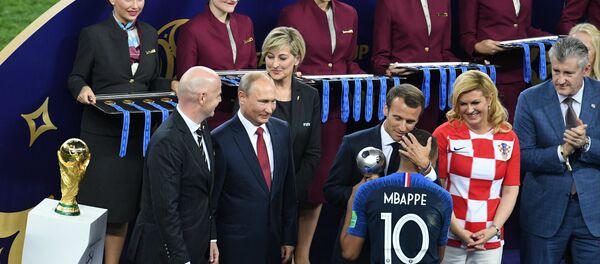 تسلم مبابي جائزة أفضل لاعب شاب قي مونديال روسيا - سبوتنيك عربي