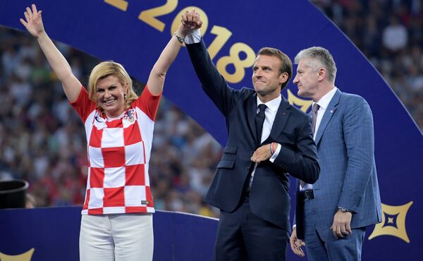 رئيسة كرواتيا تحيي الجماهير رفقة ماكرون بعد تسليم الجوائز - سبوتنيك عربي