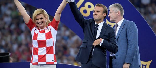 رئيسة كرواتيا تحيي الجماهير رفقة ماكرون بعد تسليم الجوائز - سبوتنيك عربي