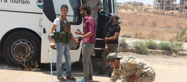 صعود المسلحين في درعا إلى الحافلات متوجهين إلى الشمال السوري - سبوتنيك عربي