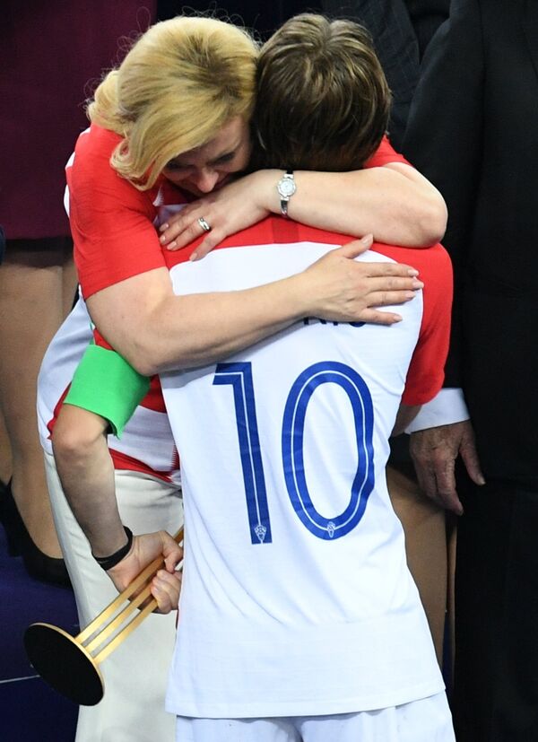 رئيسة كرواتيا تحتضن مودريتش - سبوتنيك عربي