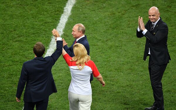 رئيسة كرواتيا عقب تسليم الجوائز مع بوتين وماكرون ورئيس فيفا - سبوتنيك عربي