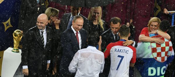 رئيسة كرواتيا تحتضن حارس المنتخب - سبوتنيك عربي