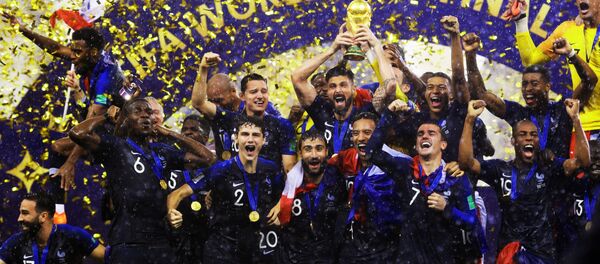 لاعبو المنتخب الفرنسي الوطني بعد تتويجهم وفوزهم بكأس العالم لاعبو المنتخب الفرنسي الوطني بعد تتويجهم وفوزهم بكأس العالم - سبوتنيك عربي