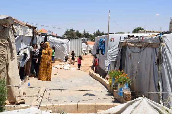  مخيم للنازحين السوريين في منطقة العقيدية في لبنان - سبوتنيك عربي