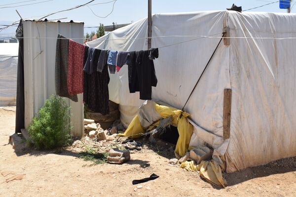  مخيم للنازحين السوريين في منطقة العقيدية في لبنان - سبوتنيك عربي