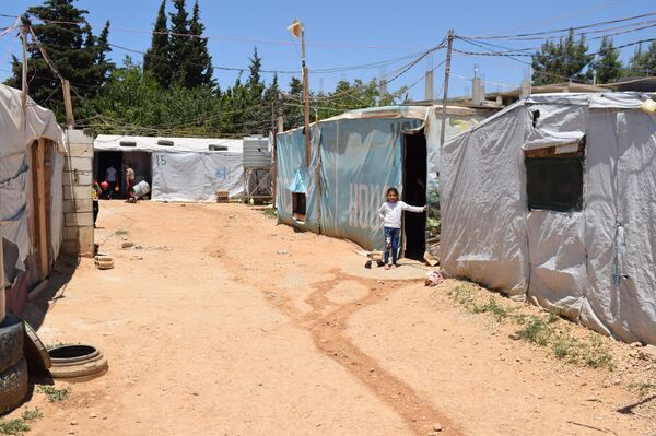  مخيم للنازحين السوريين في منطقة العقيدية في لبنان - سبوتنيك عربي