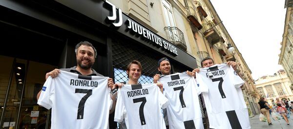 مشجعو نادي يوفنتوس الإيطالي يحملون قمصان اللاعب كريستيانو رونالدو في تورينو - سبوتنيك عربي