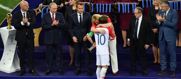 رئيسة كرواتيا كوليندا غرابار-كيتاروفيتش تحتضن لوكا مودريتش عند توزيع حوائز المرتبة الثانية في نهائي كأس العالم - سبوتنيك عربي