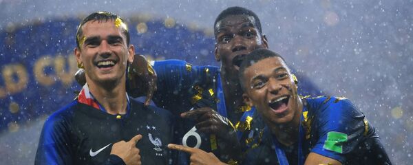 لاعب المنتخب الفرنسي أنطوان غريزمان، وبول بوغبا وكيليان مبابي - سبوتنيك عربي