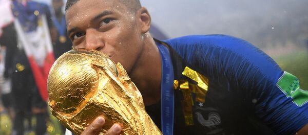 لاعب المنتخب الفرنسي كيليان مبابي نال جائزة أفضل لاعب شاب في البطولة لاعب المنتخب الفرنسي كيليان مبابي نال جائزة أفضل لاعب شاب في البطولة - سبوتنيك عربي