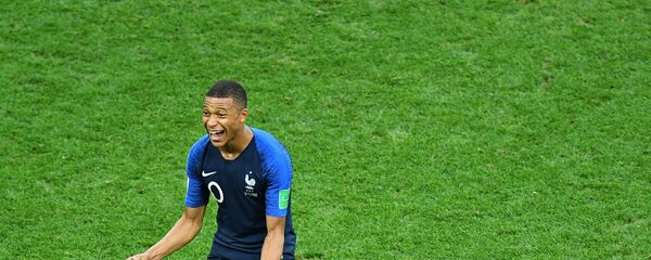 لاعب المنتخب الفرنسي كيليان مبابي نال جائزة أفضل لاعب شاب في البطولة لاعب المنتخب الفرنسي كيليان مبابي نال جائزة أفضل لاعب شاب في البطولة - سبوتنيك عربي