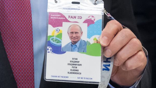 جواز مشجع للرئيس الروسي فلاديمير بوتين - سبوتنيك عربي