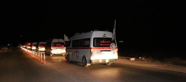 سيارات الإسعاف التابعة للهلال الأحمر العربي السوري أخرجت 15 حالة إنسانية حرجة من داخل بلدتي كفريا والفوعة عبر معبر العيس باتجاه محافظة حلب - سبوتنيك عربي