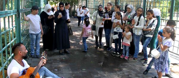 موسيقى الشارع تجد طريقها لدمشق...شباب يبلسمون أوجاع الحرب بأوتار آلاتهم موسيقى الشارع تجد طريقها لدمشق...شباب يبلسمون أوجاع الحرب بأوتار آلاتهم - سبوتنيك عربي