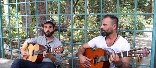 موسيقى الشارع تجد طريقها لدمشق...شباب يبلسمون أوجاع الحرب بأوتار آلاتهم - سبوتنيك عربي