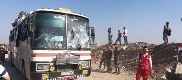 مسلحو إدلب يستهدفون الحافلات التي تقل المحاصرين أثناء توجههم إلى معبر العيس جنوب حلب - سبوتنيك عربي