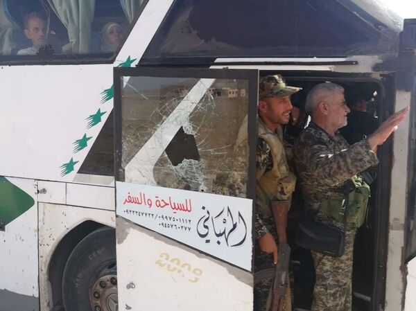 مسلحو إدلب يستهدفون الحافلات التي تقل المحاصرين أثناء توجههم إلى معبر العيس جنوب حلب - سبوتنيك عربي