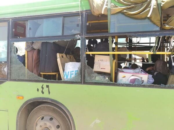 مسلحو إدلب يستهدفون الحافلات التي تقل المحاصرين أثناء توجههم إلى معبر العيس جنوب حلب - سبوتنيك عربي