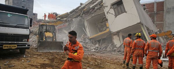 عمال الإنقاذ يعملون في موقع مبنى انهار في قرية شاهبيري، شرق نيودلهي، الهند 18 يوليو ، 2018 عمال الإنقاذ يعملون في موقع مبنى انهار في قرية شاهبيري، شرق نيودلهي، الهند 18 يوليو ، 2018 - سبوتنيك عربي