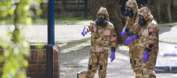 متخصصون في بدلات الحماية الكيميائية في سالزبوري - سبوتنيك عربي