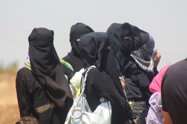 خروج المسلحين مع عائلاتهم من بلدة محجة شمالي محافظة درعا - سبوتنيك عربي