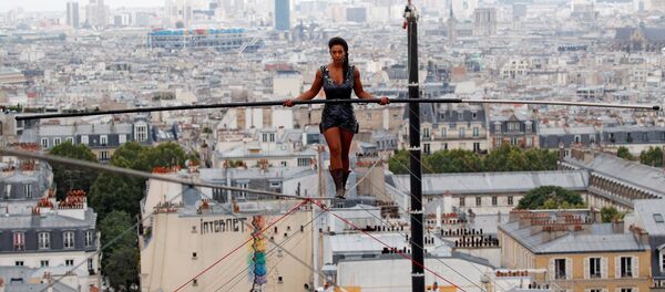 فرنسية تمشي على حبل - سبوتنيك عربي