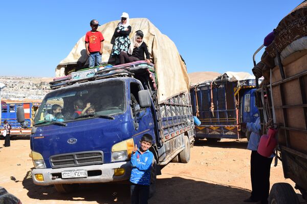 أهالي القلمون الغربي يغادرون عرسال اللبنانية ويعبرون عن سعادتهم في تسهيل إجراءات العودة - سبوتنيك عربي