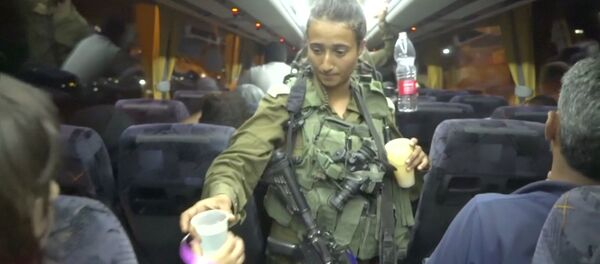 جندية إسرائيلية توزع الماء على أعضاء الخوذ البيضاء في الباصات عند خروجهم من سوريا جندية إسرائيلية توزع الماء على أعضاء الخوذ البيضاء في الباصات عند خروجهم من سوريا - سبوتنيك عربي