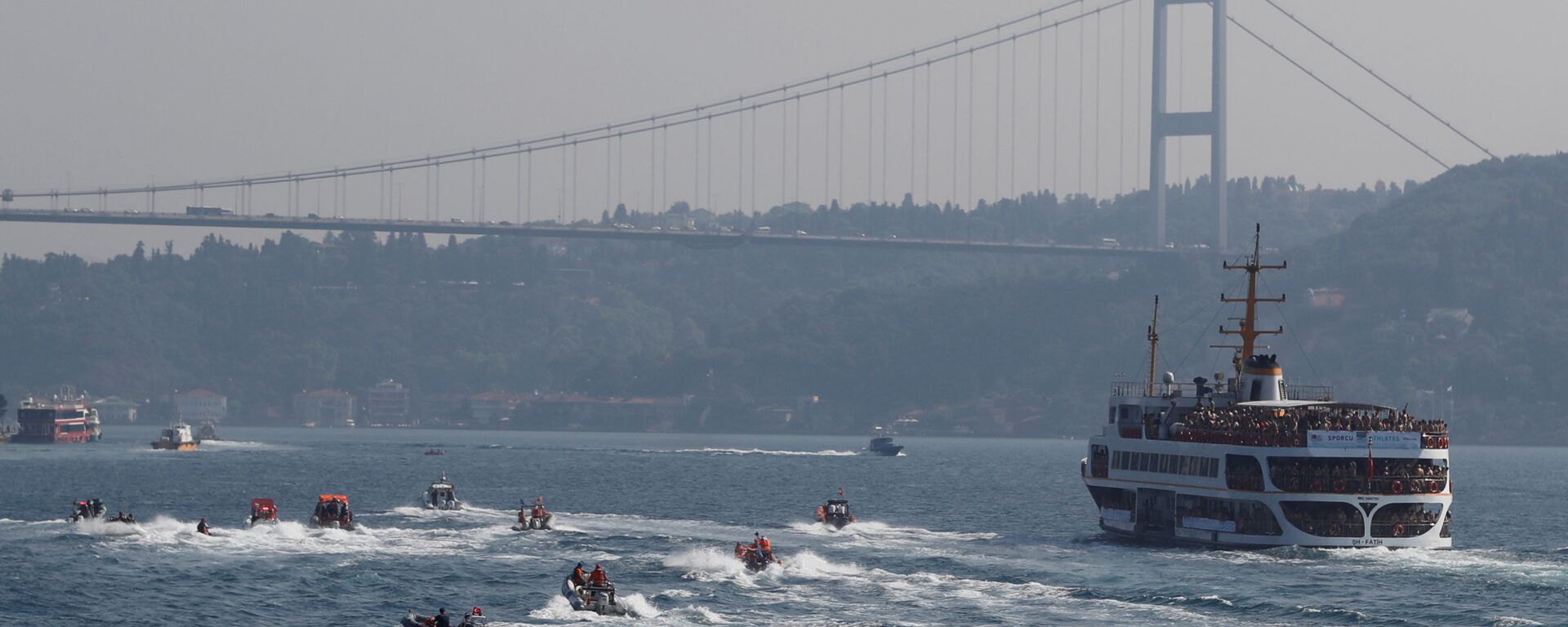 المشاركون في مسابقة للسابحة عبر مضيق البوسفور (Bosporus Cross-Continental Swimming Race) في إسطنبول، تركيا 22 يوليو/ تموز 2018 - سبوتنيك عربي, 1920, 01.03.2022