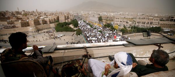 أنصار الله أمام مسيرة داعمة في العاصمة اليمنية صنعاء - سبوتنيك عربي