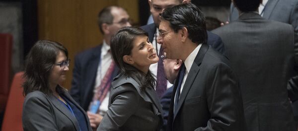 نيكي هايلي مندوبة أمريكا في الأمم المتحدة بصحبة مندوب إسرائيل بالأممم المتحدة - سبوتنيك عربي