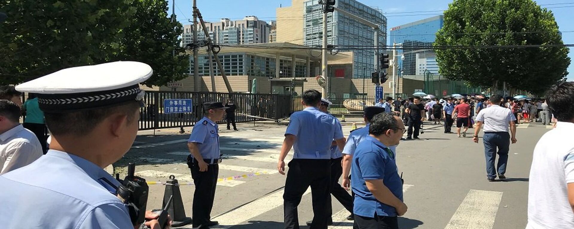 الشرطة الصينية أثناء انفجار قرب السفارة الأمريكية في بكين - سبوتنيك عربي, 1920, 23.09.2021