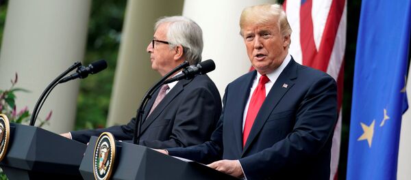 الرئيس الأمريكي دونالد ترامب ورئيس المفوضية الأوروبية جان كلود يونكر الرئيس الأمريكي دونالد ترامب ورئيس المفوضية الأوروبية جان كلود يونكر - سبوتنيك عربي