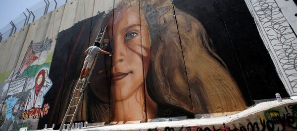 الأيقونة الفلسطينية عهد التميمي تظهر على الجدار الفاصل في بيت لحم - سبوتنيك عربي