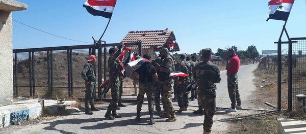 سبوتنيك ترصد رفع العلم السوري فوق معبر القنيطرة من جانبيه - سبوتنيك عربي