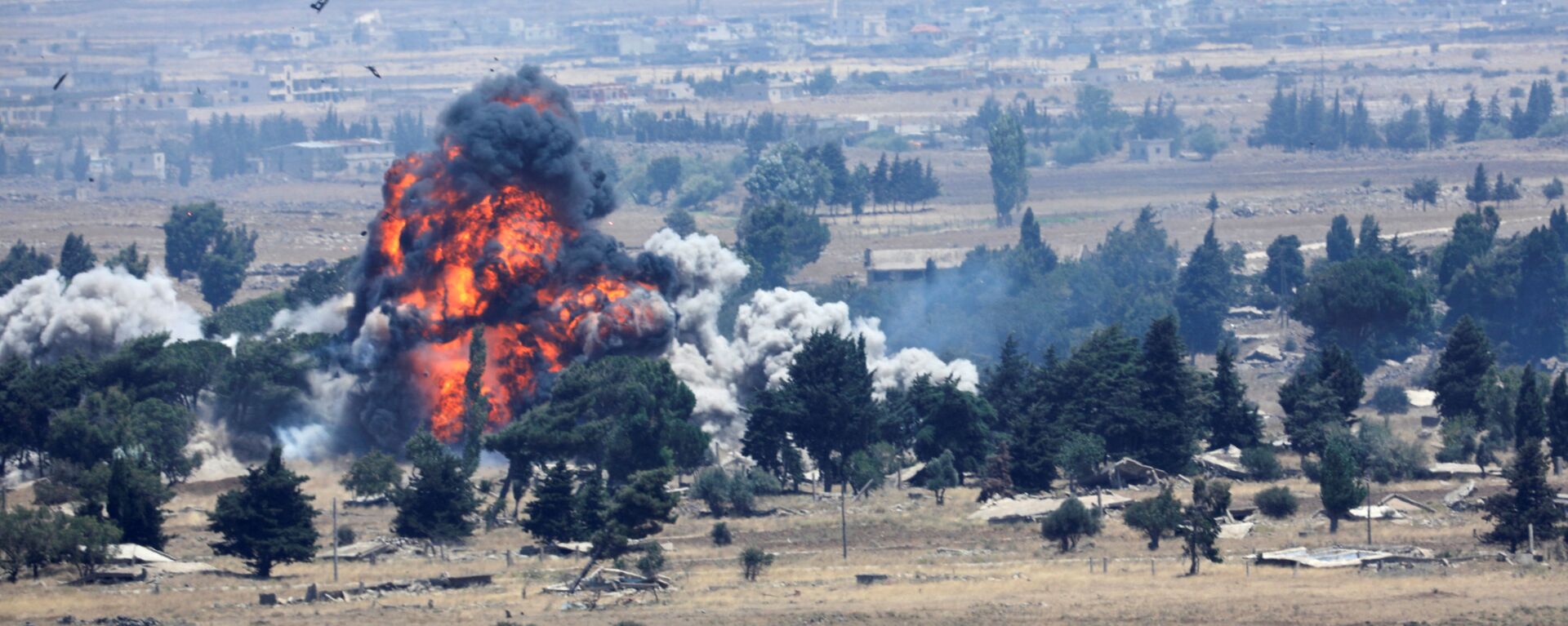 انفجار في القنيطرة على الحدود السورية الإسرائيلية، سوريا 22 يوليو/ تموز 2018 - سبوتنيك عربي, 1920, 11.02.2021