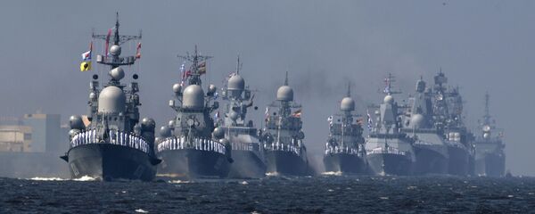 سفن البحرية الروسية في أول بروفة للعرض العسكري البحري تكريما ليوم البحرية في كرونشتادت، سان بطرسبورغ، روسيا - سبوتنيك عربي