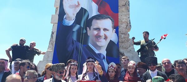 الجيش السوري يحتفل مع الأهالي برفع العلم فوق مدينة القنيطرة - سبوتنيك عربي