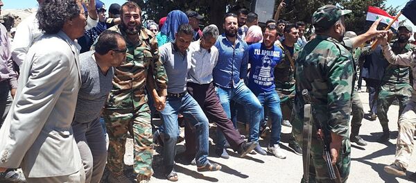  الجيش السوري يحتفل مع الأهالي برفع العلم فوق مدينة القنيطرة - سبوتنيك عربي