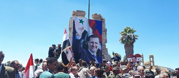 الجيش السوري يحتفل مع الأهالي برفع العلم فوق مدينة القنيطرة - سبوتنيك عربي