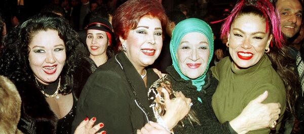 من اليسار إلى اليمين... الممثلات المصريات هياتم، رجاء الجداوي، هدى سلطان، ولوسي، في القاهرة في 31 كانون الثاني/ يناير 2001. عندما نظمت وزارة الإعلام مأدبة عشاء لتكريم الممثلين الذين شاركوا في مسلسل تلفزيوني خلال شهر رمضان  - سبوتنيك عربي